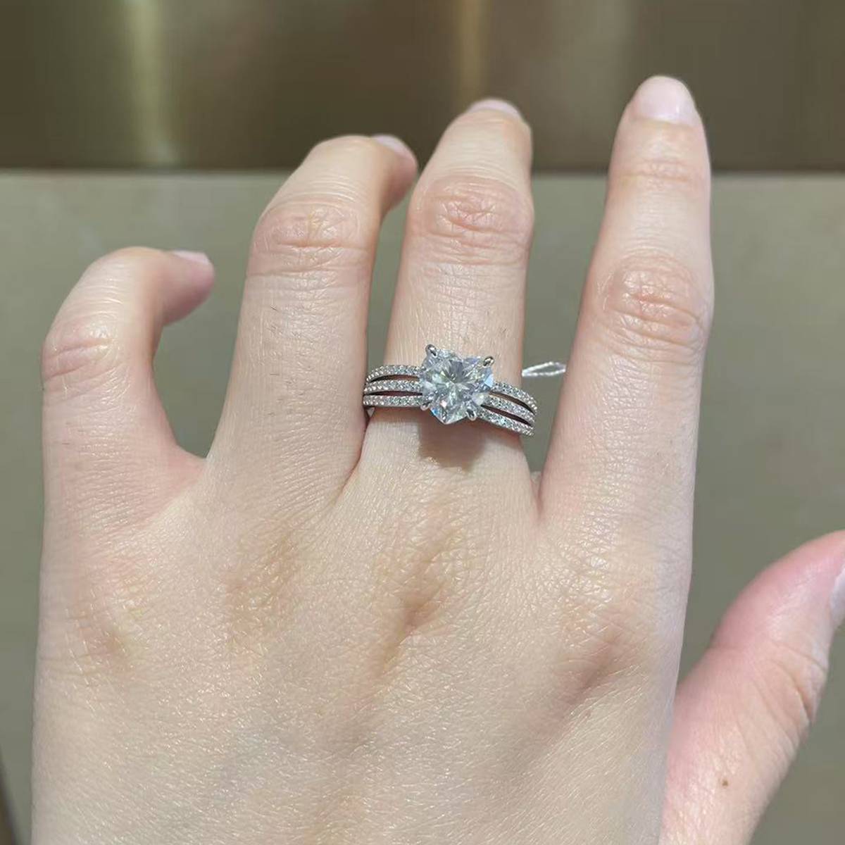 轻奢心形钻女戒S925银镀白金定制选款主石莫桑钻2.0ct/副石高碳钻
